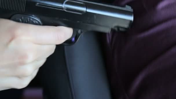 Nsanları Silahla Tehdit Etmek — Stok video