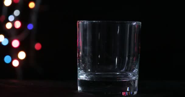 Przenoszące Się Pasemka Tle Pustej Whisky Szklanki Alkoholu — Wideo stockowe