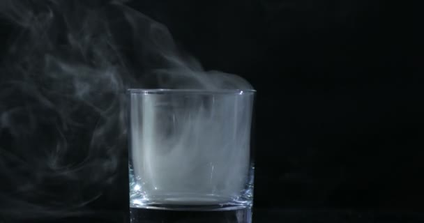 Пустой Виски Стакан Алкоголя Черном Фоне Плавающий Дым — стоковое видео