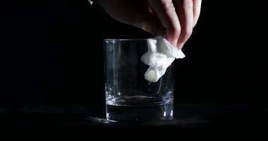 Siliyorum, temizliyorum, viskiyi parlatıyorum, alkol bardağını parlatıyorum, hazırlıyorum, filme hazırlıyorum.