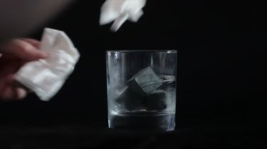 Siliyorum, temizliyorum, viskiyi parlatıyorum, alkol bardağını parlatıyorum, hazırlıyorum, filme hazırlıyorum.