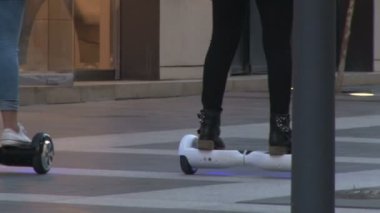 Çocuklar, çocuklar dengeli scooter 'a biner, uçan kaykay 