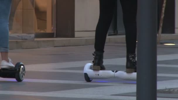 Kinder Kinder Fahren Selbstbalancierenden Roller Schwebebrett — Stockvideo