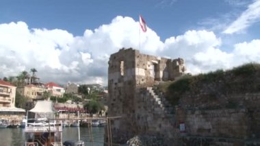 Eski Byblos balıkçılık limanı, balıkçı tekneleri ve gemiler, park edilmiş arabalar, insanlar yürüyor, Byblos, Lübnan