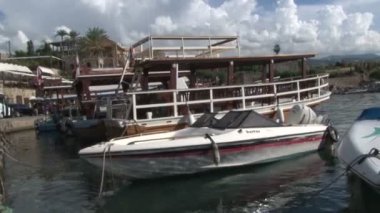 Eski Byblos balıkçılık limanı, balıkçı tekneleri ve gemiler, park edilmiş arabalar, insanlar yürüyor, Byblos, Lübnan