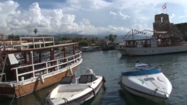 Eski Byblos balıkçılık limanı, balıkçı tekneleri ve gemiler, park edilmiş arabalar, insanlar yürüyor, Byblos, Lübnan