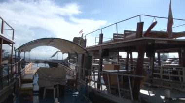 Eski Byblos balıkçılık limanı, balıkçı tekneleri ve gemiler, park edilmiş arabalar, insanlar yürüyor, Byblos, Lübnan