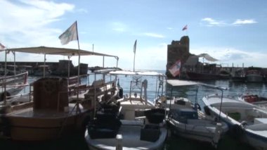 Eski Byblos balıkçılık limanı, balıkçı tekneleri ve gemiler, park edilmiş arabalar, insanlar yürüyor, Byblos, Lübnan