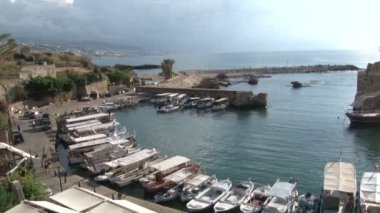 Eski Byblos balıkçılık limanı, balıkçı tekneleri ve gemiler, park edilmiş arabalar, insanlar yürüyor, Byblos, Lübnan