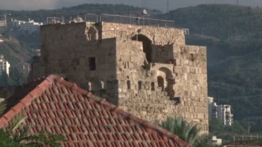 Eski Byblos balıkçılık limanı, balıkçı tekneleri ve gemiler, park edilmiş arabalar, insanlar yürüyor, Byblos, Lübnan