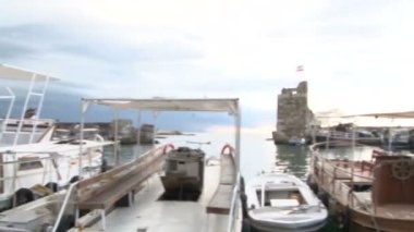 Eski Byblos balıkçılık limanı, balıkçı tekneleri ve gemiler, park edilmiş arabalar, insanlar yürüyor, Byblos, Lübnan