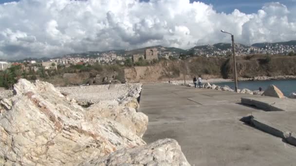 レバノンのベイルートの石造りの海岸のパノラマ — ストック動画