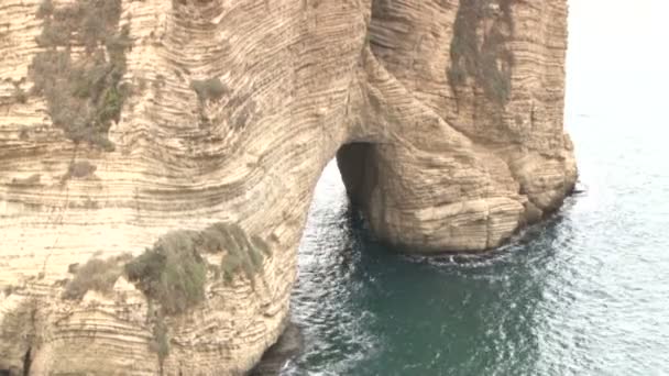 Βραχώδες Νησί Στη Θάλασσα Περιστέρια Rock Raouche Στη Βηρυτό Λίβανος — Αρχείο Βίντεο