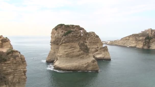 海の中のロッキー島 レバノンのベイルートのピジョン ロックまたはラウシュ — ストック動画