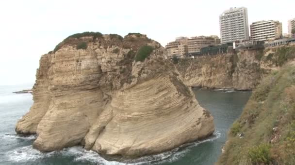 Βραχώδες Νησί Στη Θάλασσα Περιστέρια Rock Raouche Στη Βηρυτό Λίβανος — Αρχείο Βίντεο