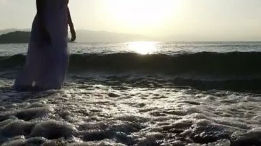 Kız dalgalarda koşar - Yavaş Hareket