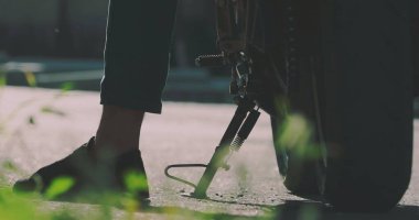 Motosikletli kurye durdu.