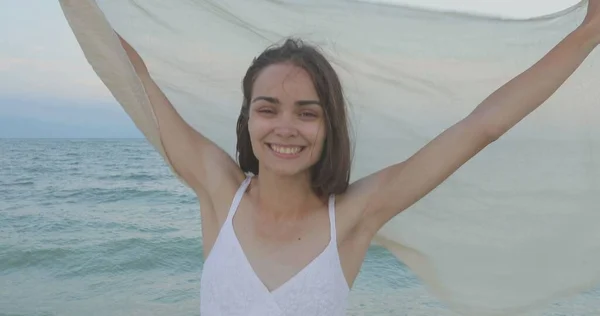 Κορίτσι Που Περπατάει Στην Παραλία Ποζάρεις Μπροστά Στην Κάμερα Χαμόγελο — Φωτογραφία Αρχείου