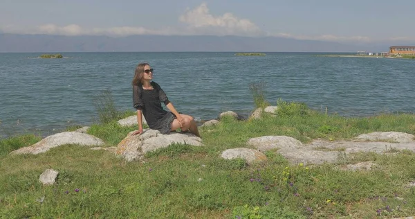 Kız Rıhtımda Takılıyor Sahilde Yürüyor Kameranın Önünde Poz Vermek Gülümsemek — Stok fotoğraf