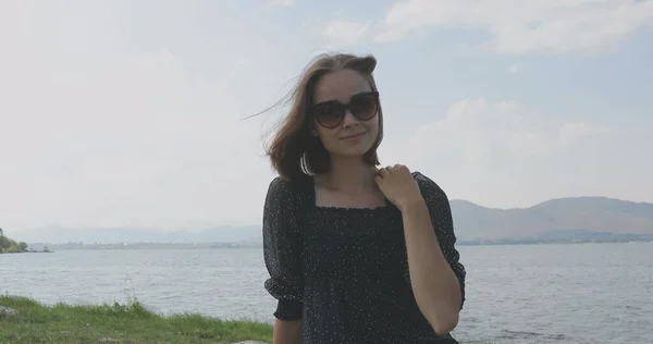 Uma Rapariga Cais Caminhar Praia Posando Frente Câmera Sorrindo Andando — Fotografia de Stock