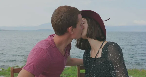 Casal Apaixonado Beijando Cais Lado Mar — Fotografia de Stock