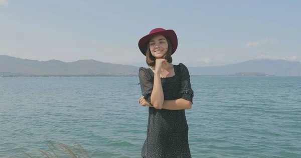 Uma Rapariga Cais Caminhar Praia Posando Frente Câmera Sorrindo Andando — Fotografia de Stock