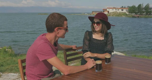 Couple Amoureux Assis Près Marina Près Mer Admirez Paysage Étreignez — Photo