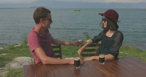 Couple Amoureux Assis Près Marina Près Mer Admirez Paysage Étreignez — Photo