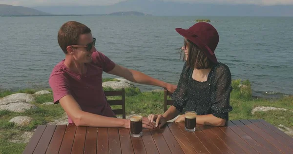 Couple Amoureux Assis Près Marina Près Mer Admirez Paysage Étreignez — Photo