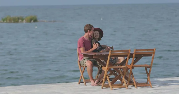 Birbirini Seven Bir Çift Deniz Kenarında Oturuyor Manzaraya Hayran Olun — Stok fotoğraf