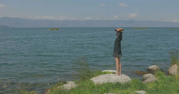 Gadis Yang Berdiri Dermaga Berjalan Pantai Berpose Depan Kamera Tersenyum — Stok Foto