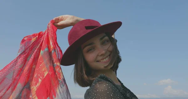 Chica Grapa Muelle Caminando Por Playa Posando Frente Cámara Sonriendo —  Fotos de Stock