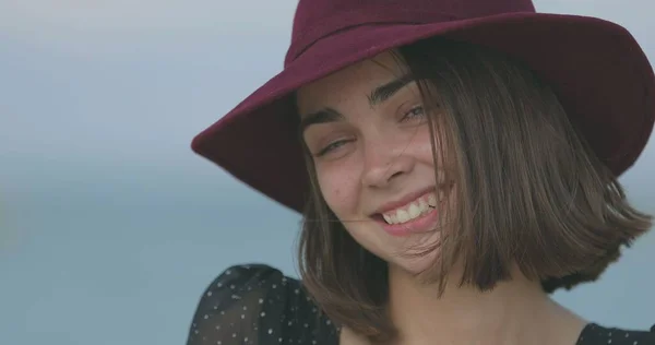 Piękna Dziewczyna Czerwonym Kapeluszu Uśmiecha Się Pokazuje Język Wygłupia Się — Zdjęcie stockowe
