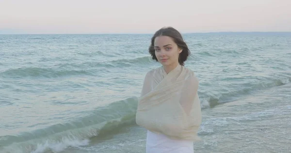 Gadis Berjalan Pantai Berpose Depan Kamera Senyum Berjalan Tanpa Alas Stok Foto Bebas Royalti