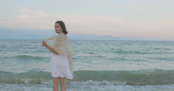Gadis Berjalan Pantai Berpose Depan Kamera Senyum Berjalan Tanpa Alas Stok Gambar Bebas Royalti