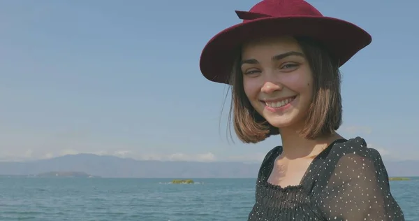 Gadis Yang Berdiri Dermaga Berjalan Pantai Berpose Depan Kamera Tersenyum Stok Lukisan  