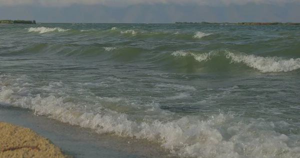 Хвилі Розбиваються Пляжі Скелях Хвилі Злітають Різних Кутів — стокове фото