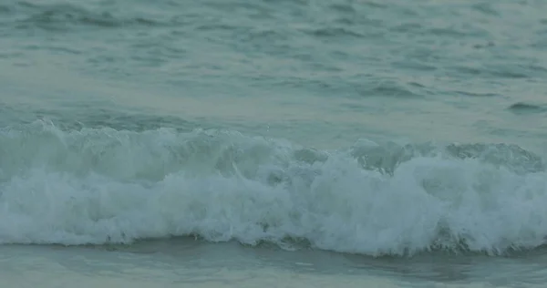 Onde Rompono Sulla Spiaggia Rocce Onde Che Scendono Diverse Angolazioni — Foto Stock