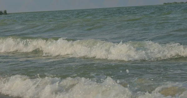 Vagues Brisent Sur Plage Les Rochers Vagues Descendant Sous Différents — Photo