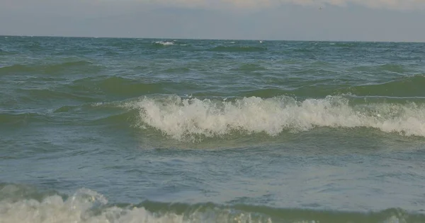 Волны Ломаются Пляже Скалах Волны Снижаются Разными Углами — стоковое фото