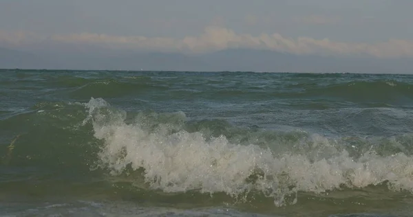 Волны Ломаются Пляже Скалах Волны Снижаются Разными Углами — стоковое фото