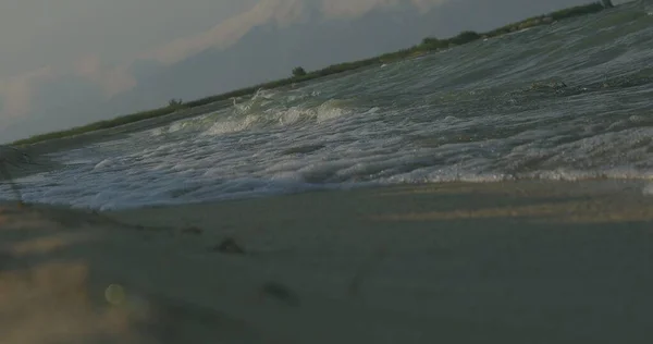 Хвилі Розбиваються Пляжі Скелях Хвилі Злітають Різних Кутів — стокове фото