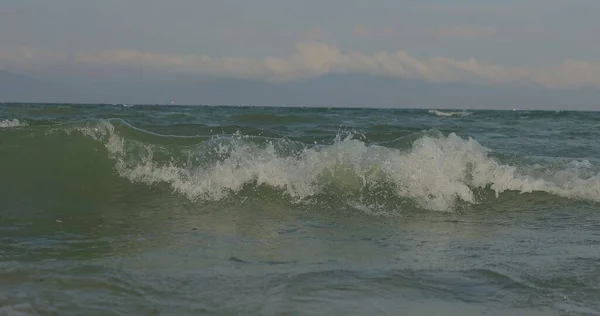 Vagues Brisent Sur Plage Les Rochers Vagues Descendant Sous Différents — Photo