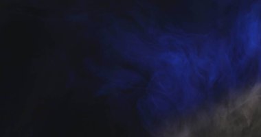 Çok renkli dumanlar uçar gider. 