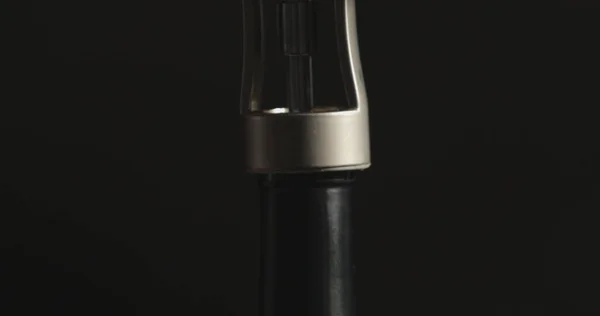 Corkscrew Abrir Uma Garrafa Vinho Tinto — Fotografia de Stock