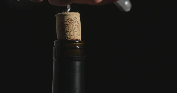 Korkskruv Öppna Flaska Rött Vin — Stockfoto