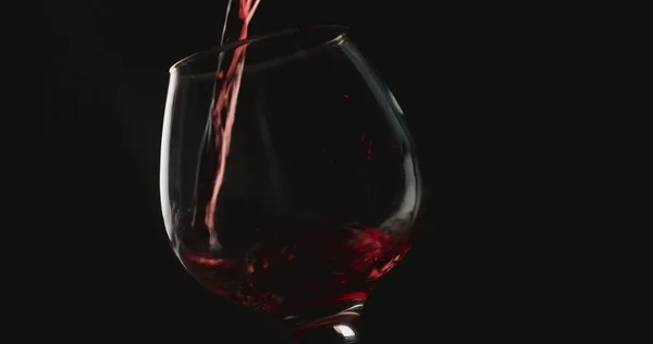 Verter Vino Tinto Una Copa Frente Fondo Negro — Foto de Stock