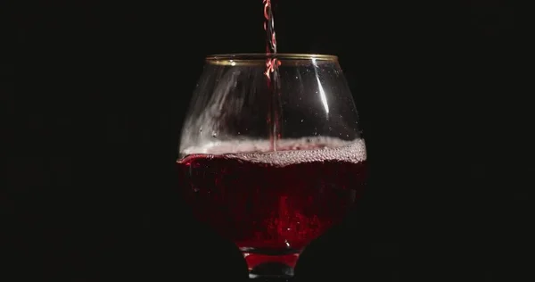 Verser Vin Rouge Dans Verre Devant Fond Noir — Photo
