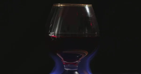 Ein Glas Rotwein Flammen Steht Auf Einem Schönen Naturstein — Stockfoto