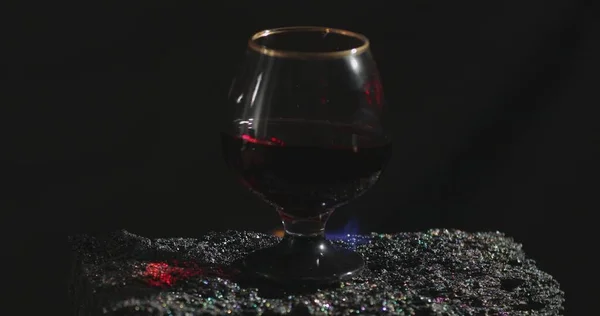 Verre Vin Rouge Feu Dresse Sur Une Belle Pierre Naturelle — Photo